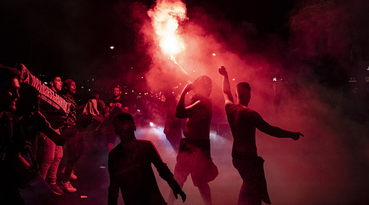 Párizsban több ezren ünnepelték a PSG győzelmét / Fotó: MTI-EPA