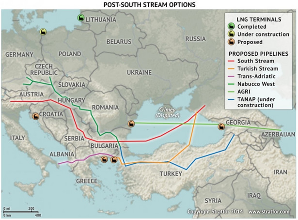 Krajobraz po upadku budowy gazociągu South Stream. Na mapie oznaczono terminale LNG (na zielono - istniejące, na żółto - w trakcie budowy, oraz na pomarańczowo - planowane) oraz planowane gazociągi: na czerwono - South Stream, na pomarańczowo - gazociąg turecki, na fioletowo - gazociąg transadriatycki, na ciemnozielono - zachodnia część Nabbucco, na jasnozielono - gazociąg Azerbejdżan-Gruzja-Rumunia (AGRI), a na niebiesko - jako jedyny będący w trakcie budowy, gazociąg Transanalolijski (TANAP). Źródło: Stratfor.