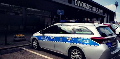 Przykra sytuacja na dworcu. Kasjerka nie chciała sprzedać biletu niepełnosprawnemu. Gdyby nie policja...