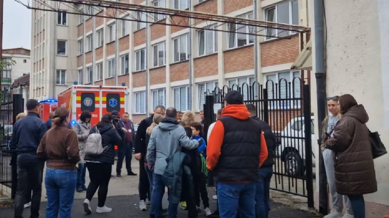 Un elev și-a înjunghiat profesoara și un coleg la Școala „Ștefan cel Mare”, în Bistrița. Agresorul e în clasa a VII-a
