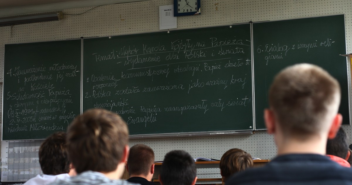 Rozporządzenie nic nie dało. Szkoły wciąż organizują dwie lekcje religii. "Był telefon od proboszcza"