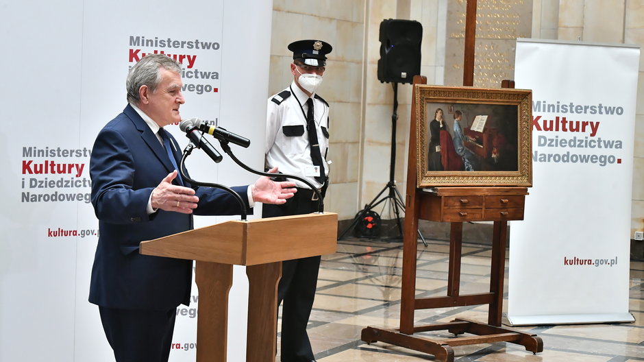 Piotr Gliński podczas uroczystości przekazania obrazu Jacka Malczewskiego "Przy fortepianie" do zbiorów Muzeum Narodowego w Warszawie