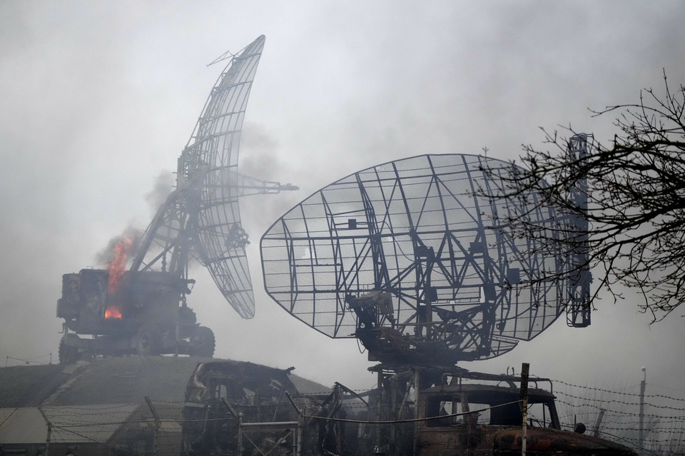 Uszkodzone ukraińskie instalacje radarowe w pobliżu Mariupola