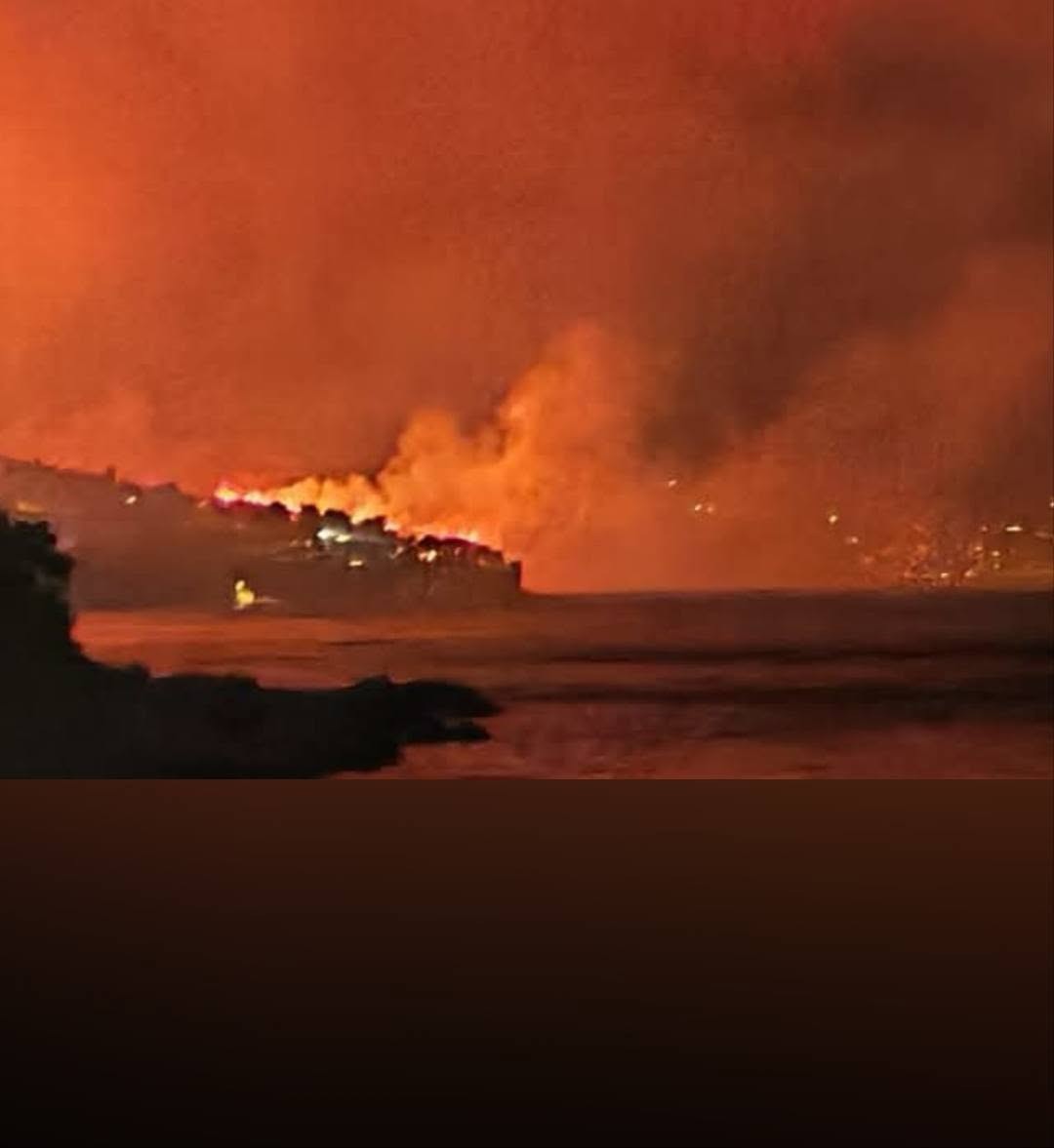 Chorvátsku obec Lokva Rogoznica južne od Splitu zasiahol lesný požiar. 