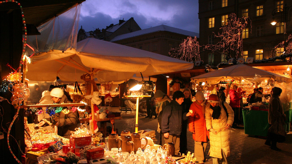 Amerykańska telewizja CNN zachwyca się tym, jak Kraków obchodzi święta Bożego Narodzenia. Ozdoby, zabawki, słodycze, zapachy… Choć mróz nie odpuszcza, na Rynku jest gorąco - czytamy na stronie cnn.com.