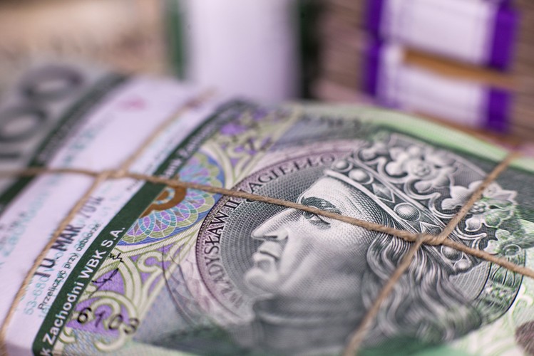 Program ma być finansowany ze środków zarówno prywatnych, jak i publicznych, w tym unijnych. System bonusów ma zachęcać z jednej strony do oszczędzania, np. w trzecim filarze, a z drugiej do inwestowania. W tym celu powołany zostanie Polski Fundusz Rozwoju pomagający finansować szczególnie istotne gospodarcze projekty. Rząd liczy, że z wszystkich źródeł możliwe jest pozyskanie w ciągu kilku lat blisko biliona złotych.