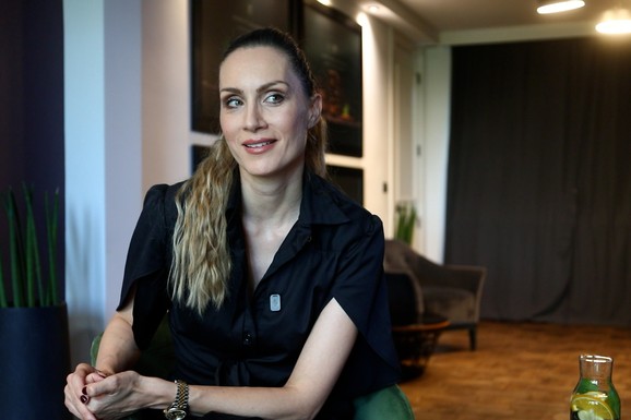 "PAPIR JE VAŽAN, ŽELIM BEBU" Jelena Gavrilović progovorila o svadbi, renoviranju kuće, zašto je pristala na rijaliti i obnaživanje: "Išla sam roditeljima da kažem da odustajem"