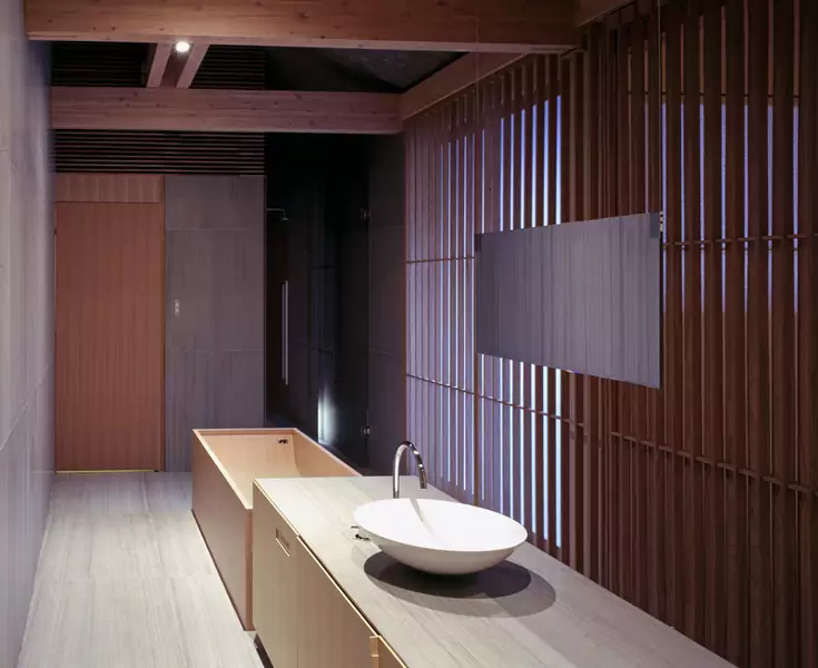 Minimalistyczne wnętrze łaźni, którą zaprojektował Kengo Kuma