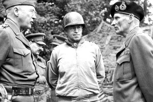 George S. Patton (z lewej) i Bernard Law Montgomery (z prawej), Francja, lipiec 1944 r. 