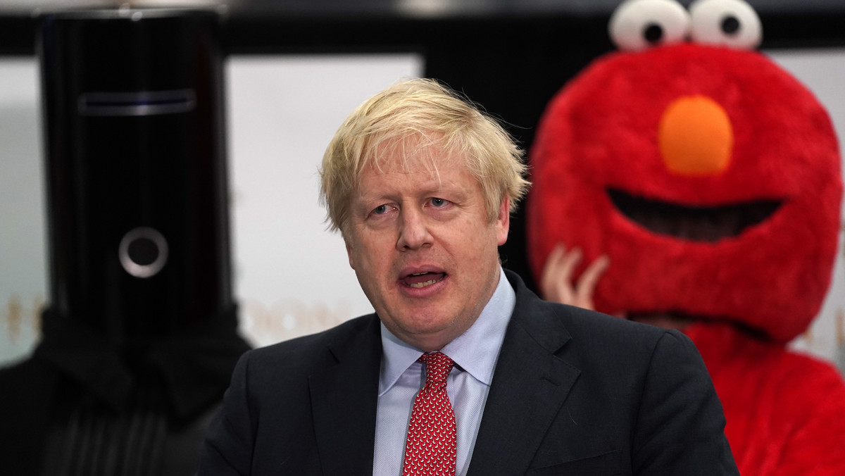 Wielka czerwona postać z "Ulicy Sezamkowej" towarzyszyła premierowi Wielkiej Brytanii w czasie jego triumfalnego wieczoru wyborczego. Bobby "Elmo" Smith był jednym z kontrkandydatów Johnsona w jego okręgu.