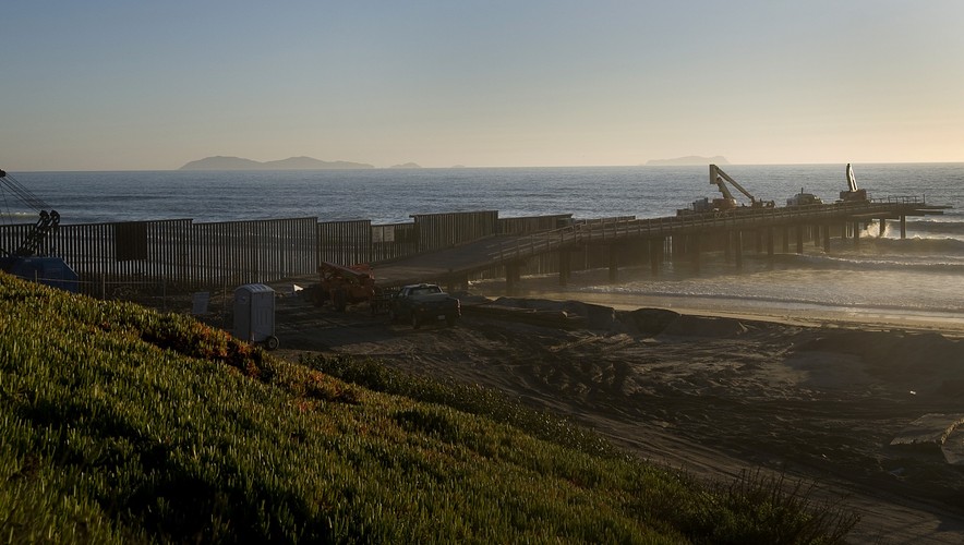 Bariery na granicy z Meksykiem powstały w ramach trzech większych rządowych operacji: Gatekeeper w Kalifornii, Hold-the-Line w Teksasie i Safeguard w Arizonie. Na zdjęciu konstrukcja muru w San Diego.