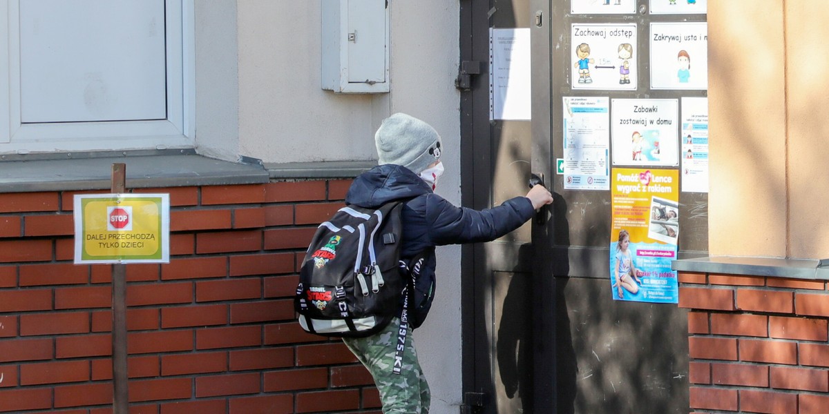 Coraz więcej szkół i przedszkoli przechodzi na tryb zdalny.