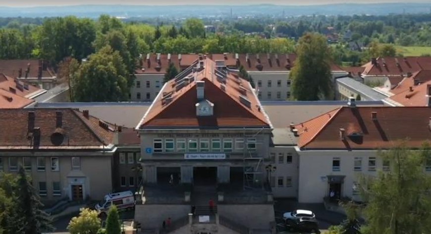 Zabiegi chirurgicznej korekty opadniętych powiek wykonują lekarze z Oddziału Okulistycznego miejskiego Szpitala Specjalistycznego im. Stefana Żeromskiego.