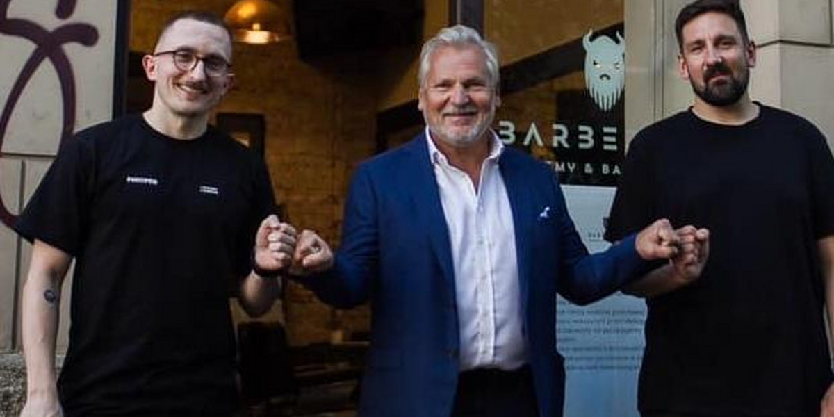 Aleksander Kwaśniewski odwiedził salon barberski Nergala