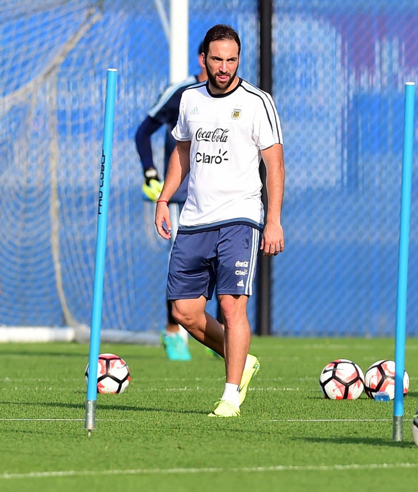 Fabrizio Romano, dziennikarz “Sky Sport Italia” i “The Guardian” poinformował, że w piątek Gonzalo Higuain przeszedł testy medyczne w Madrycie i podpisał już umowę z Juventusem Turyn. Kontrakt króla strzelców ma obowiązywać do 2020 roku, a w tym czasie Arg