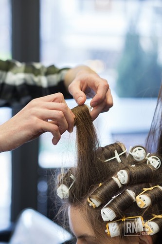 Karnawał pod znakiem retro: fryzura bohaterki 'American Hustle' Sydney Prosser krok po kroku