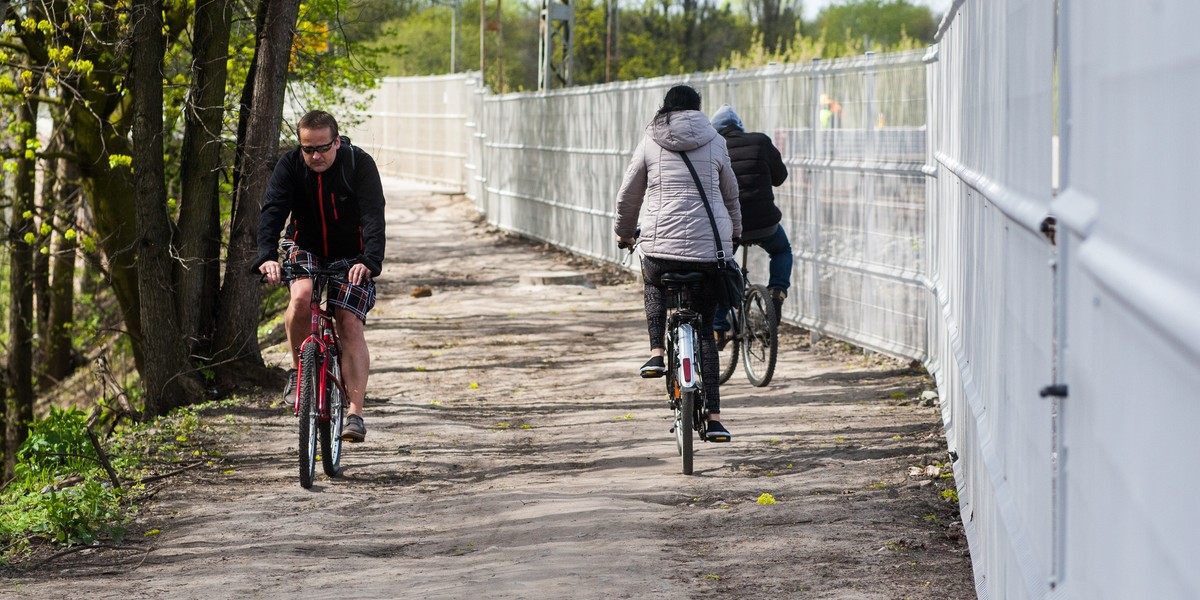 Kładka na moście Dębińskim wciąż bez normalnego dojścia