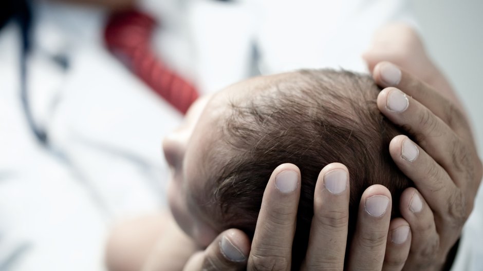 Noworodki zostały oddzielone od swoich matek z powodu pandemii koronawirusa. Szpital tłumaczy, że kieruje się dobrem dzieci