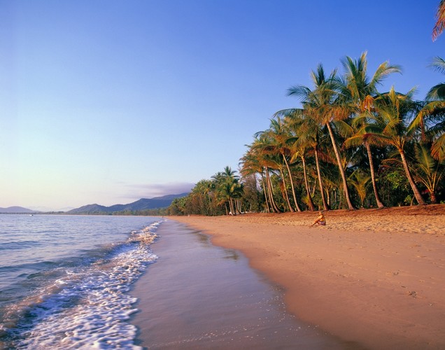 Cairns - Cairns przyciąga turystów dogodnie położonym portem lotniczym oraz lokalizacją. Wielka Rafa Koralowa znajduje się zaledwie o 1 do 1,5 godziny rejsu szybką łodzią od portu. Ponadto jest bazą wypadową dla uprawiania spływów górskimi rzekami, a w pobliskich górach paralotniarstwa. Najlepsze warunki pogodowe panują w okresie zimy - od maja do października.