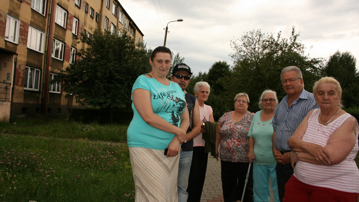 Lokatorzy około 700 mieszkań w Piekarach Śląskich obawiają się o swoją przyszłość. Mieszkańcy budynków będących własnością spółki Arrada otrzymują pisma od komornika z informacją o nakazie spłaty długu wynoszącego prawie 300 tysięcy złotych! Na jaw wyszło, że zarządca nieruchomości od kilku miesięcy nie reguluje należności m.in. względem dostawcy ciepła.