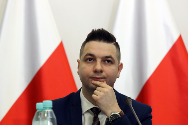 "Pani prezydent twierdzi, że nie zapłaci tej grzywny, ponieważ nie wie, że to chodzi o nią. To jest już w ogóle robienie sobie żartów z opinii publicznej, ponieważ po pierwsze w komisji zasiada członek z Platformy Obywatelskiej i bardzo dobrze wie, że kary grzywny dotyczą pani prezydent" - zaznaczył Jaki.