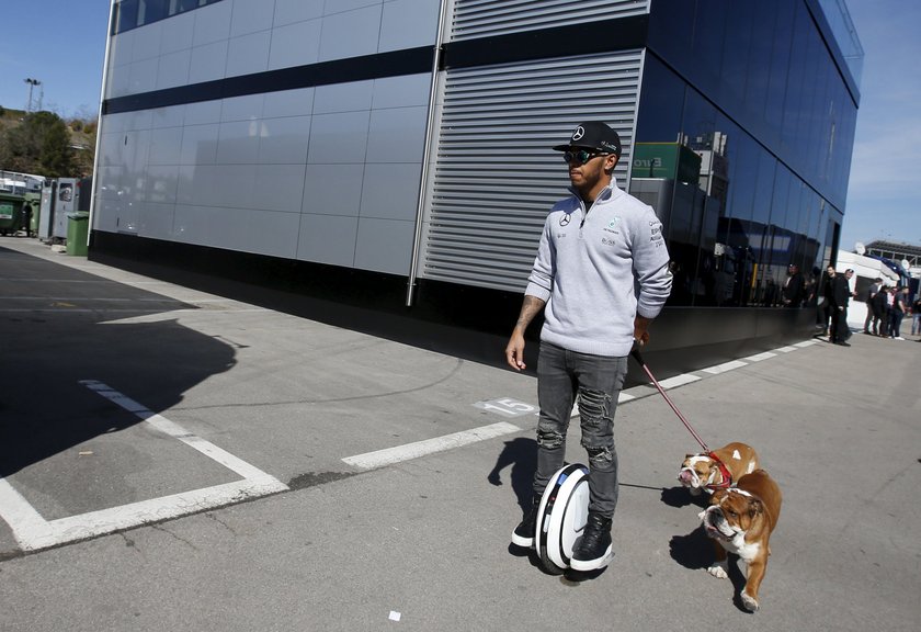 Lewis Hamilton na dziwnym spacerze z psami na katalońskim torze