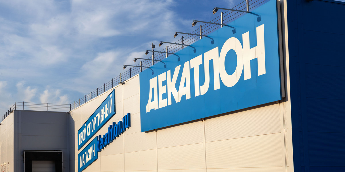 Decathlon omija sankcje i nadal zarabia w Rosji - ustalił francuski NGO Disclose