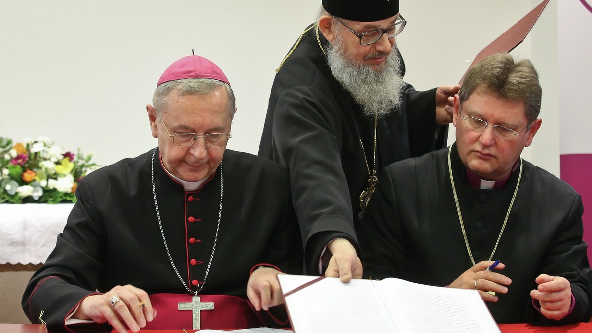 Kościół katolicki i Kościoły chrześcijańskie zrzeszone w Polskiej Radzie Ekumenicznej podpisały we wtorek w Centrum Luterańskim w Warszawie wspólny apel o świętowanie niedzieli, tak aby człowiek mógł przeżywać ten dzień "zgodnie ze swoimi przekonaniami".