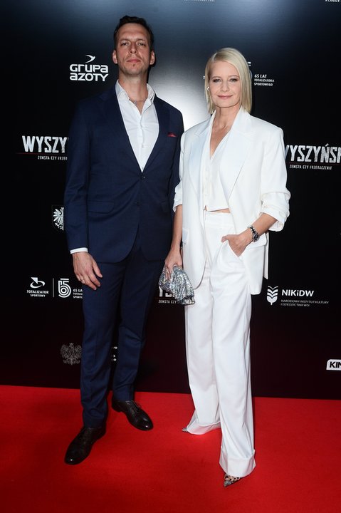 Małgorzata Kożuchowska w białej stylizacji na premierze filmu "Wyszyński - zemsta czy przebaczenie"