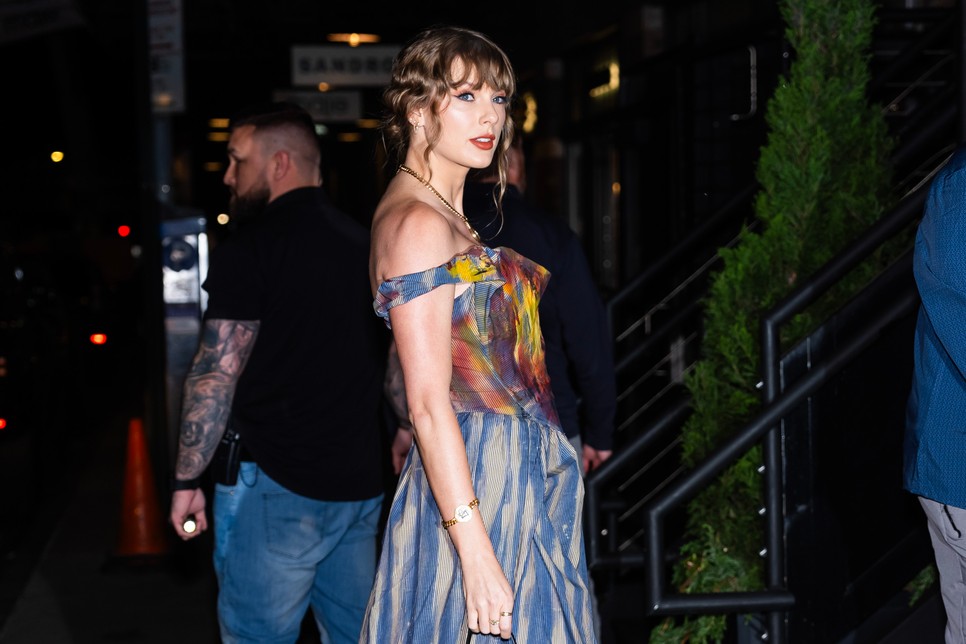 Taylor Swift pedikűrje mellett, sminkje és frizurája is meseszép