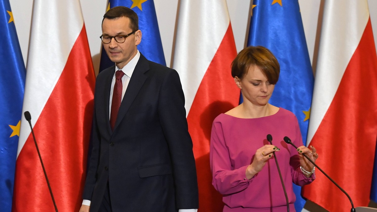 Premier Mateusz Morawiecki i minister przedsiębiorczości i technologii Jadwiga Emilewicz 