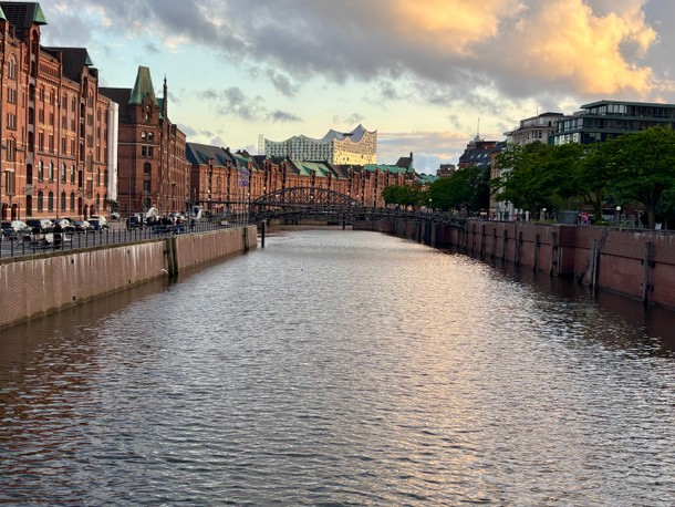 Speicherstadt z widokiem na Elbphilharmonie