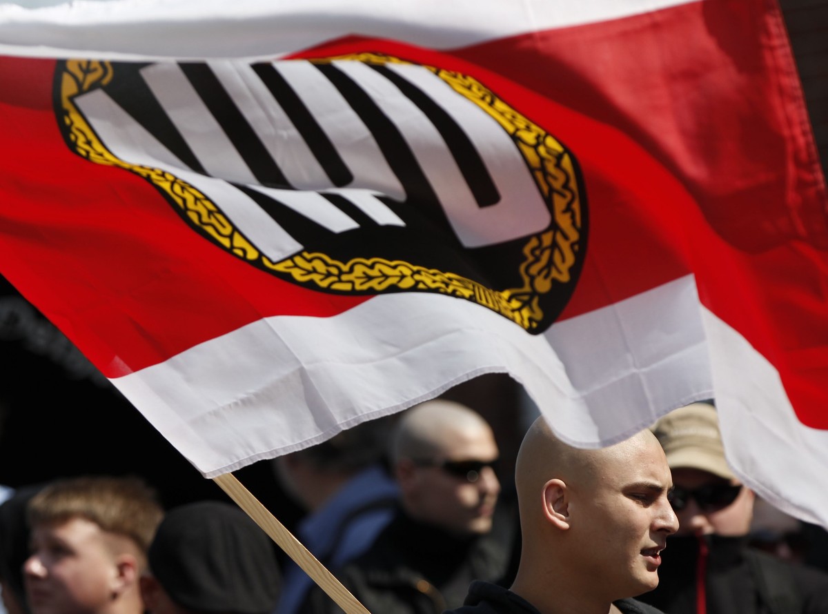 Sympatyk NPD ze sztandarem partii