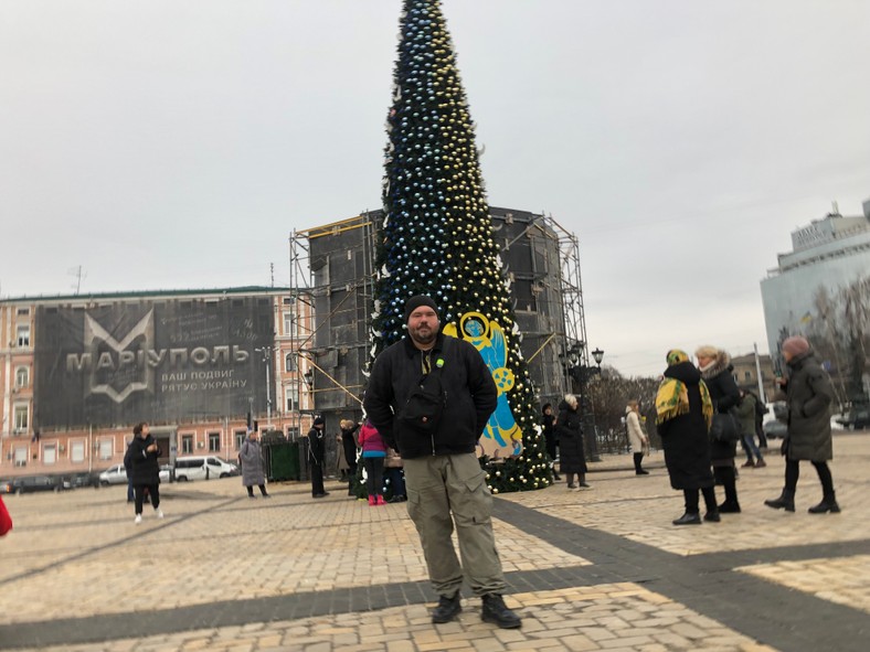 Rusłan przed choinką w centrum Kijowa