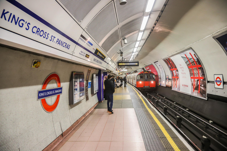 Stacja King's Cross St. Pancras, na której w sierpniu 2022 r. Artur H. próbował rzucić się pod metro wraz z nieznaną sobie kobietą / Getty Images