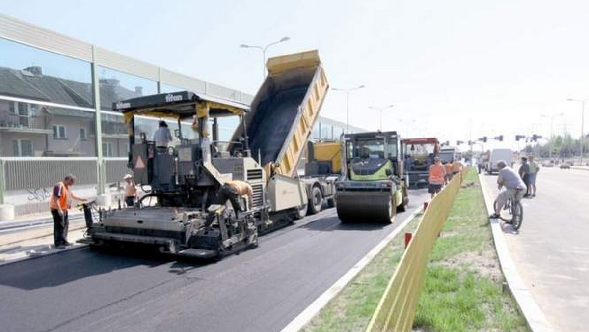 Fragment od ulicy Wysockiego jest już niemal gotowy. Ekipy, które kładą asfalt przesuwają się więc na kolejne odcinki. Na koniec czerwca całe przedłużenie Piastowskiej ma być do dyspozycji kierowców.