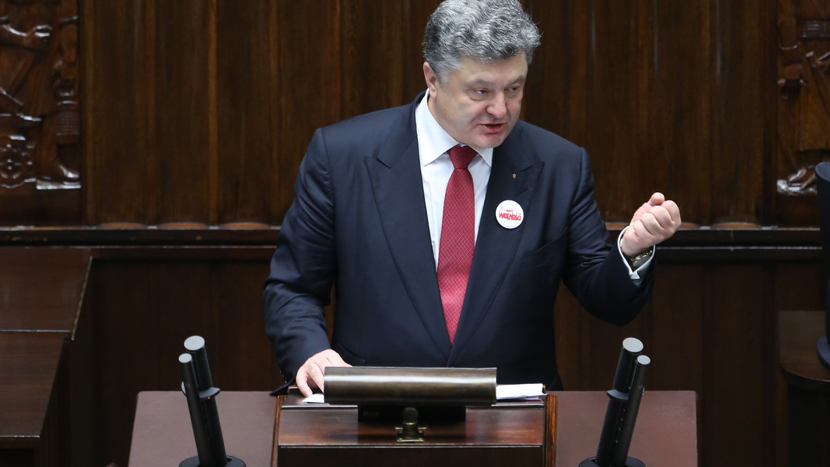 Informując o dzisiejszym wystąpieniu prezydenta Ukrainy Petra Poroszenki w polskim Sejmie, media w Rosji eksponują jego zapowiedź, że po powrocie do Kijowa zwróci się do parlamentu o zrzeczenie się przez Ukrainę statusu państwa poza blokami wojskowo-politycznymi.