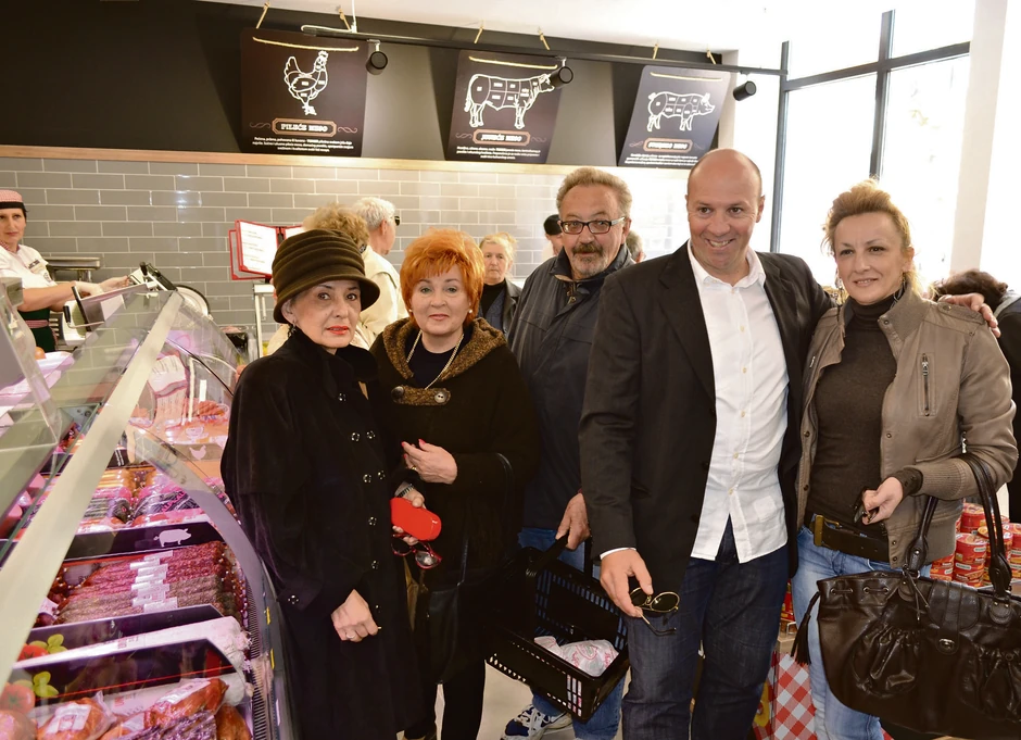 Zoran Grujić sa gostima u
novootvorenom 
lokalu