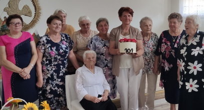 Pani Helena skończyła 101 lat. Z życzeniami i gratulacjami przyszła cała wieś