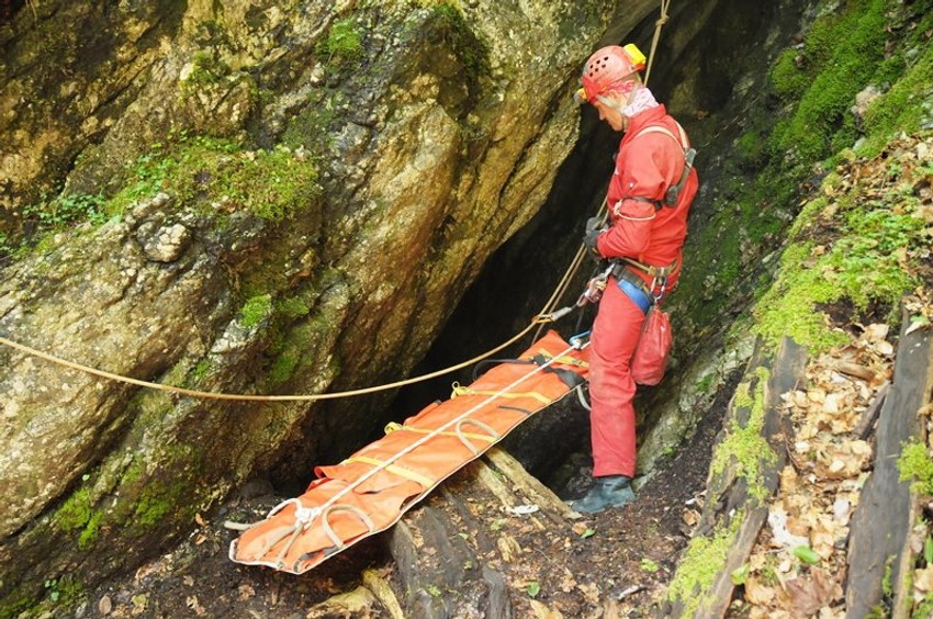 Pripadnik Hrvatske gorske službe spasavanja na ulazu u jamu u koju je upao speleolog