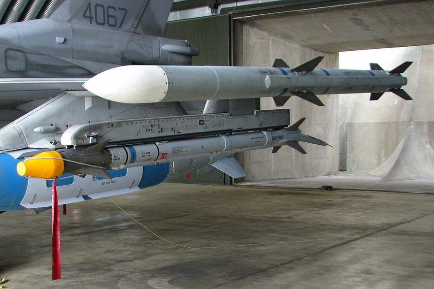 Pociski powietrze-powietrze AIM-120C (u góry) i AIM-9X (niżej) zawieszone na polskim samolocie F-16