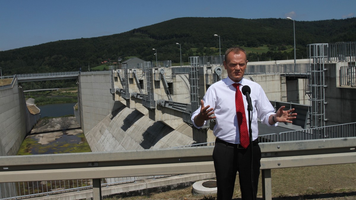 Premier Donald Tusk ocenił, że jego konkurent w walce o fotel szefa PO Jarosław Gowin sprawia wrażenie osoby, która - myśląc o własnym pomyśle politycznym - przypomina w swoich działaniach twardą opozycję, a nie kogoś, kto czuje się odpowiedzialny za Platformę.