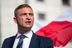 Robert Bąkiewicz walczy o głosy kibiców. Pokazał się na meczu Ekstraklasy [FOTO]