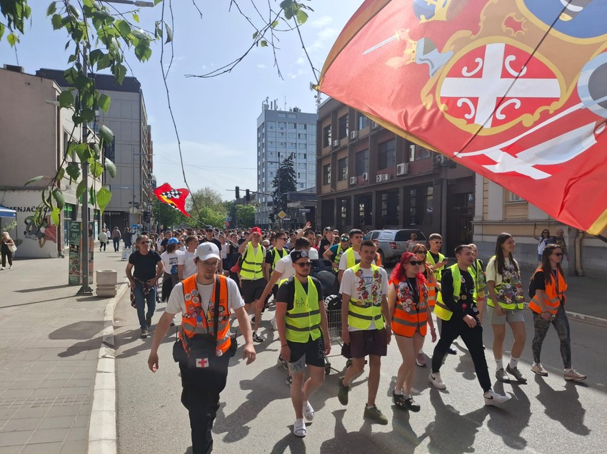 Grupa srednjoškolaca i njihovih nastavnika krenula iz Valjeva peške za Novi Sad