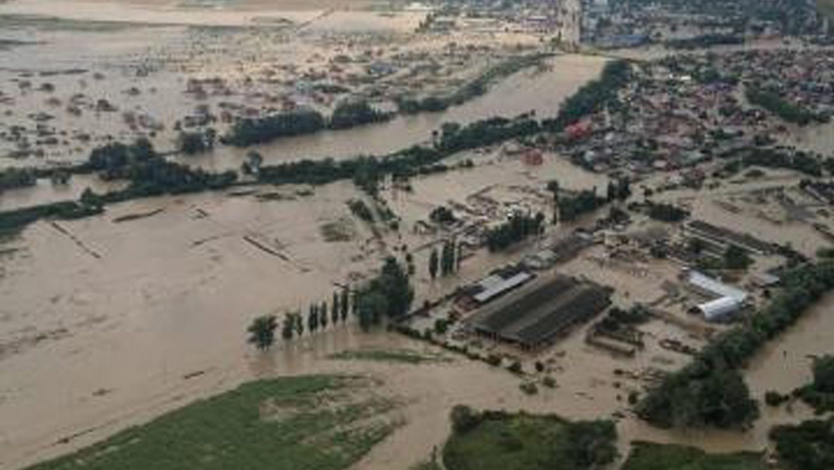Do 134 osób wzrosła liczba ofiar śmiertelnych deszczy i nagłych powodzi na Kubaniu, na południu Rosji - podała agencja AFP, powołując się na służby ratownicze i policję. Pod wodą znalazły się tysiące gospodarstw. Najwięcej ofiar - 123 było w rejonie krymskim. Fala powodziowa miała tam wysokość siedmiu metrów, co więcej, jej nurt był bardzo silny i porywał ludzi w kierunku morza. Zwłoki wielu ofiar były w stanie uniemożliwiającym identyfikację.