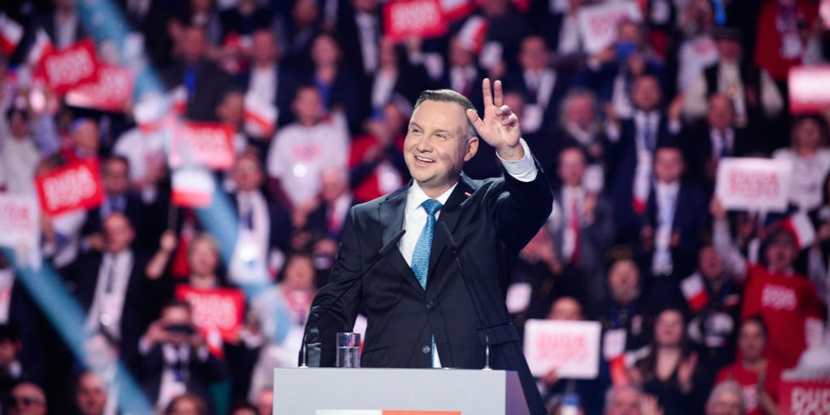 Andrzej Duda wybrał pierwszą turę wyborów prezydenckich, zdobywajac 43.5 proc. głosów - poinformowała PKW.