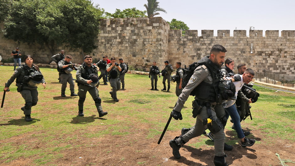 Izraelskie służby zatrzymują Palestyńczyka protestującego przy Bramie Damasceńskiej w Jerozolimie