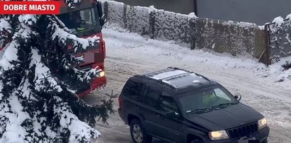 Wciągali tira pod górkę... osobówką. Finał był łatwy do przewidzenia. Zobaczcie nagranie