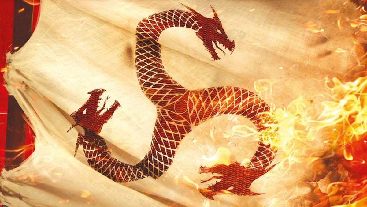 Wiele stuleci przed wydarzeniami opisywanymi w pierwszym tomie cyklu, "Grze o tron", Targaryenowie – jedyna rodzina smoczych lordów, która przeżyła zagładę Valyrii – zamieszkali na Smoczej Skale, nad którą panowali przez z górą dwa stulecia, nim postanowili podbić całe Westeros. "Ogień i krew" zaczyna się opowieścią o legendarnym Aegonie Zdobywcy, który stworzył Żelazny Tron, a następnie opisuje dzieje kolejnych pokoleń Targaryenów walczących o utrzymanie tego słynnego krzesła, aż po wojnę domową, która omal nie zniszczyła ich dynastii.