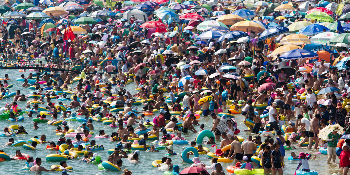 Tłum turystów na plaży w chińskiej miejscowości Dalian. Jeszcze kilka miesięcy temu kraj był epicentrum pandemii koronawirusa.